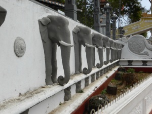 Frise d'éléphants au temple de Matara